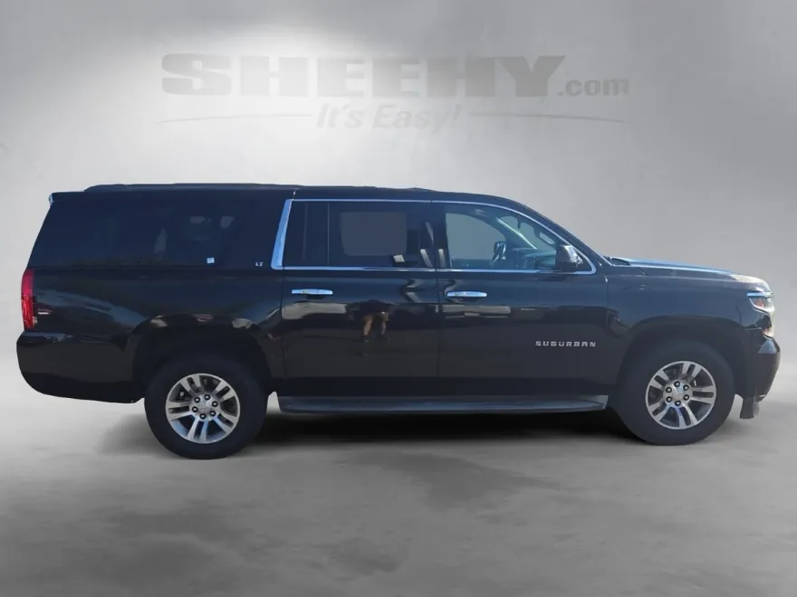 2016 Chevrolet Suburban LT photo 1