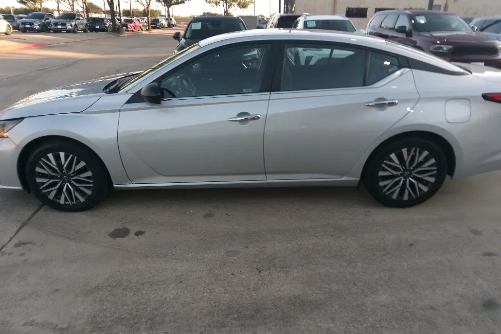 2024 Nissan Altima 2.5 SV photo 1