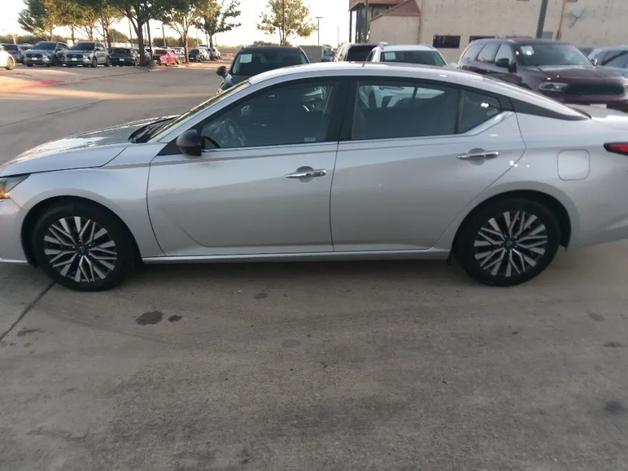 2024 Nissan Altima 2.5 SV photo 1