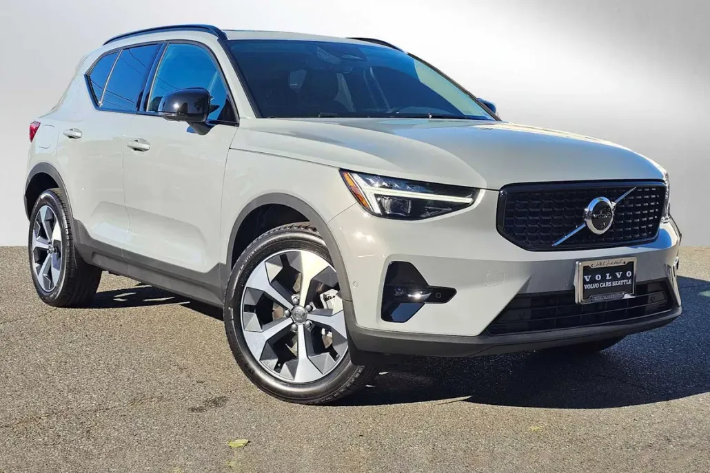 2026 Volvo XC40 Plus photo 1