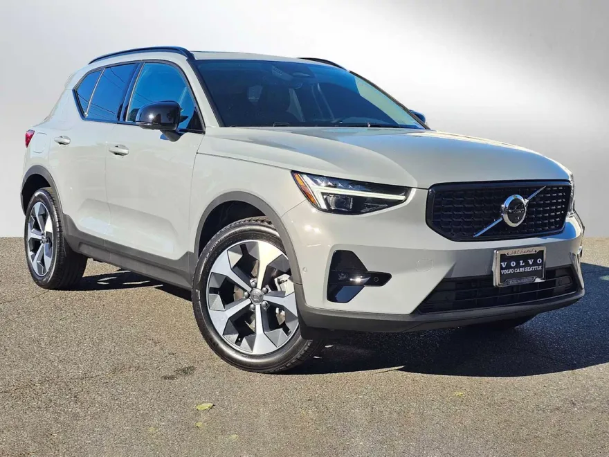 2026 Volvo XC40 Plus photo 1