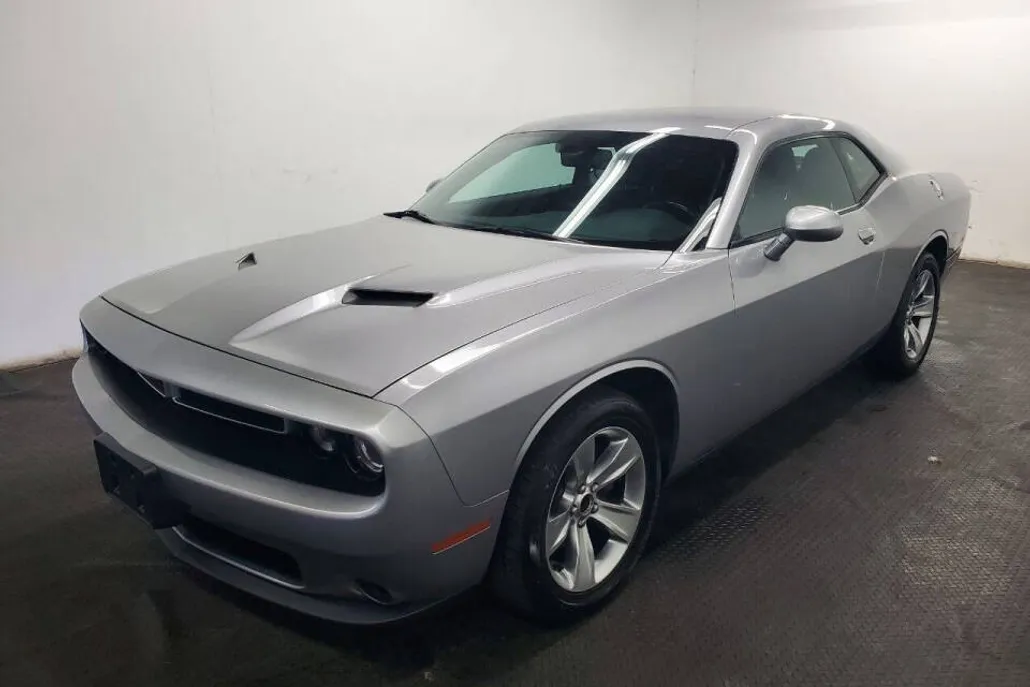 2017 Dodge Challenger SXT photo 1