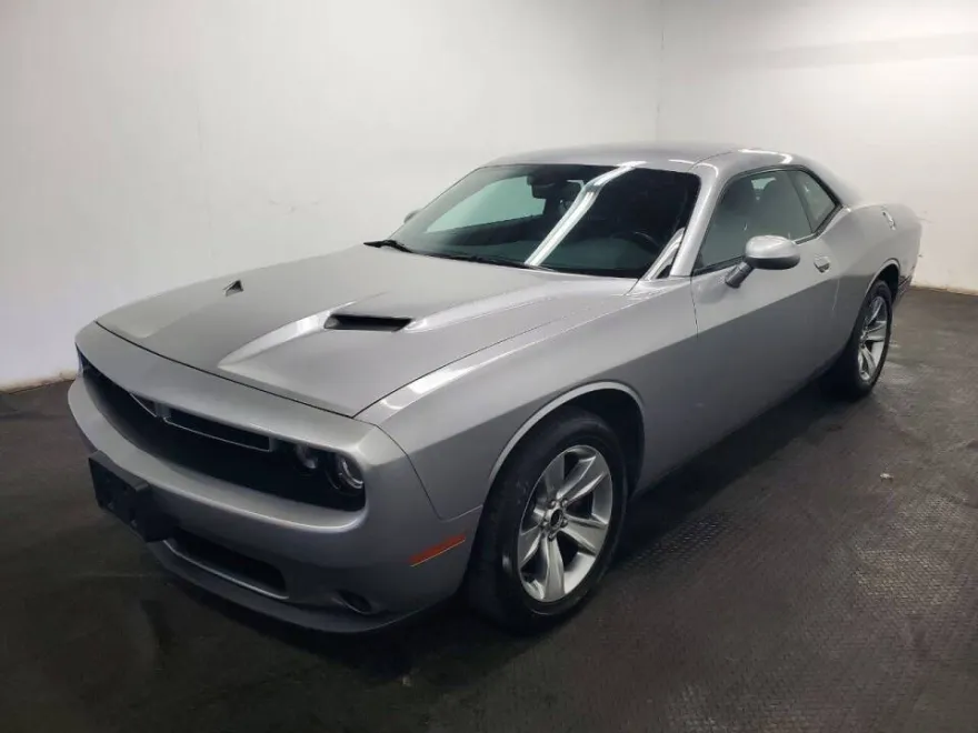 2017 Dodge Challenger SXT photo 1