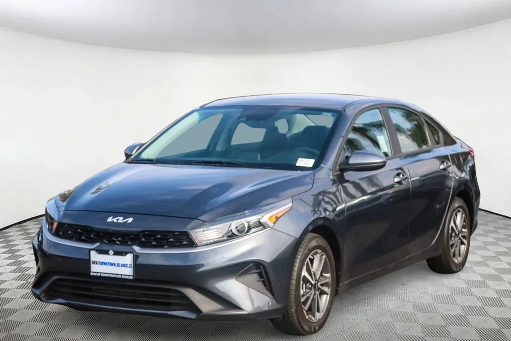 2023 Kia Forte LXS photo 1