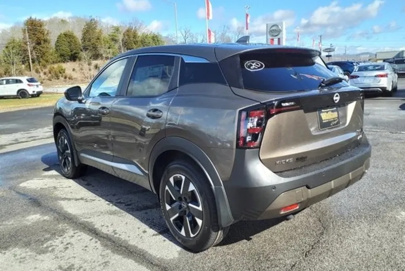 2025 Nissan Kicks SV photo 1