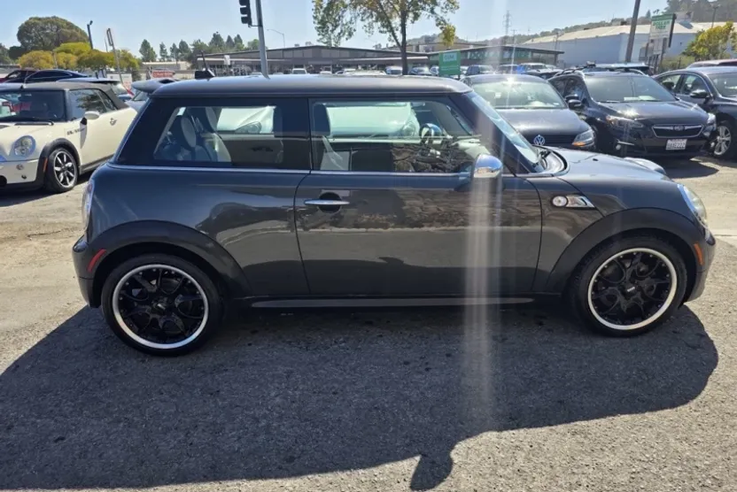2011 Mini Cooper Hardtop S photo 1