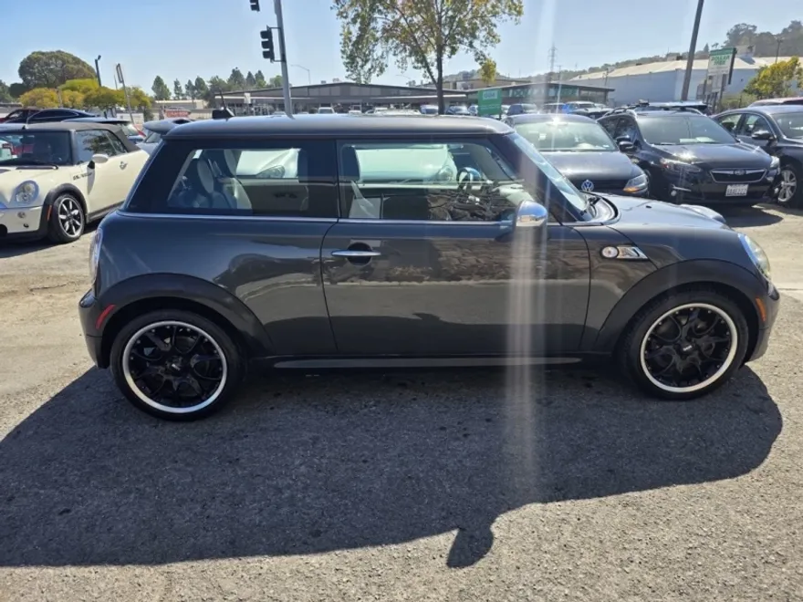 2011 Mini Cooper Hardtop S photo 1