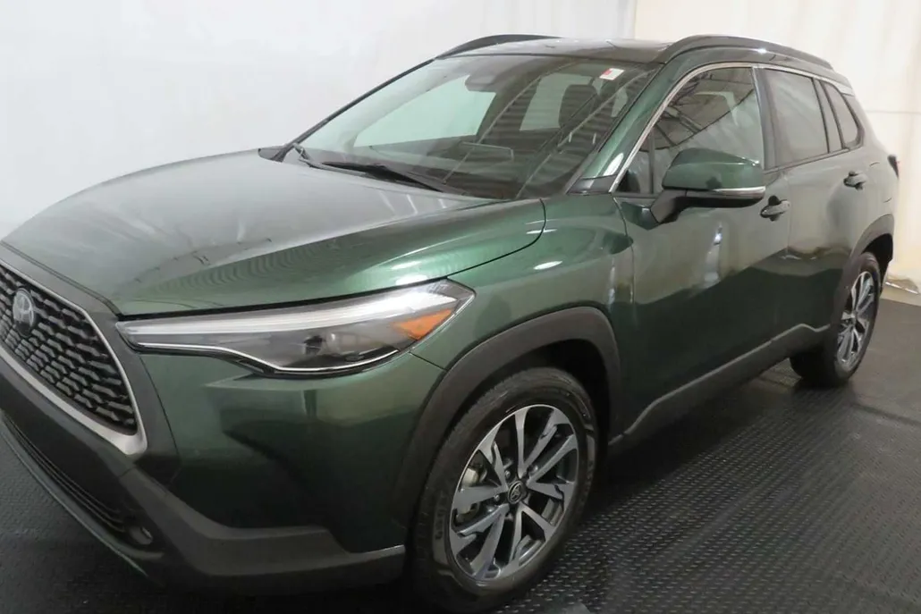2023 Toyota Corolla Cross XLE photo 1