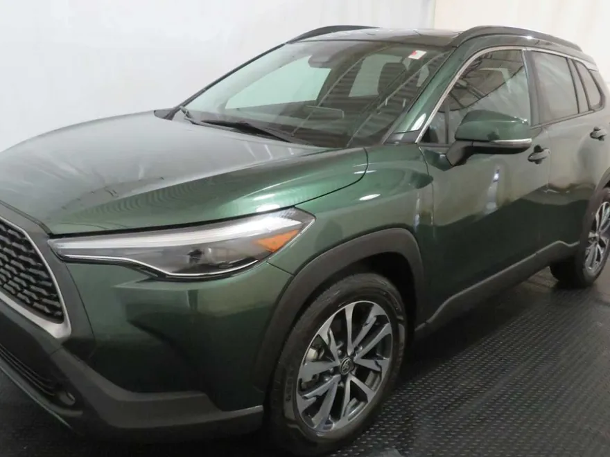 2023 Toyota Corolla Cross XLE photo 1