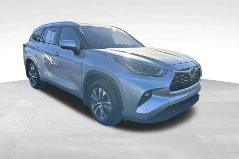 2022 Toyota Highlander XLE photo 1