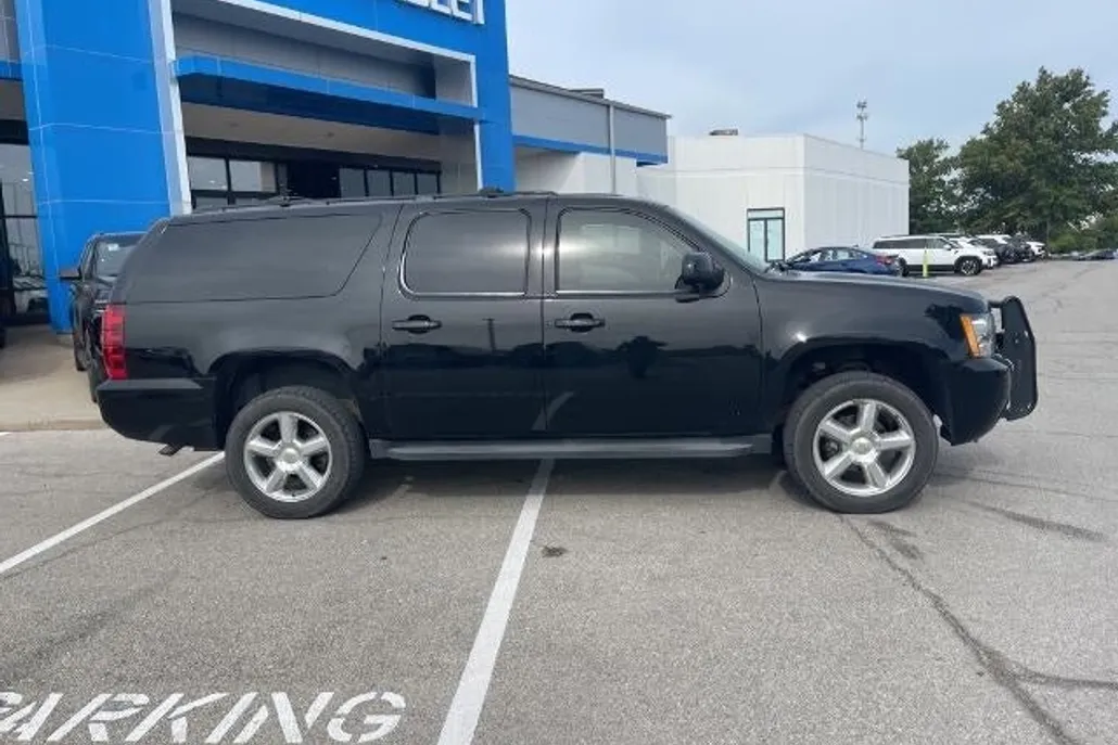 2013 Chevrolet Suburban 1500 LT photo 1
