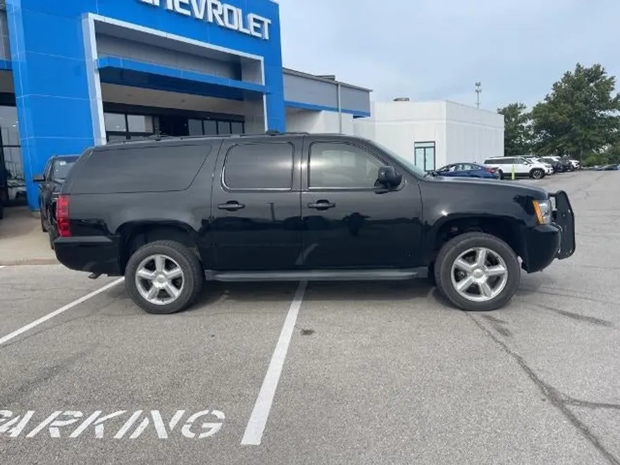 2013 Chevrolet Suburban 1500 LT photo 1