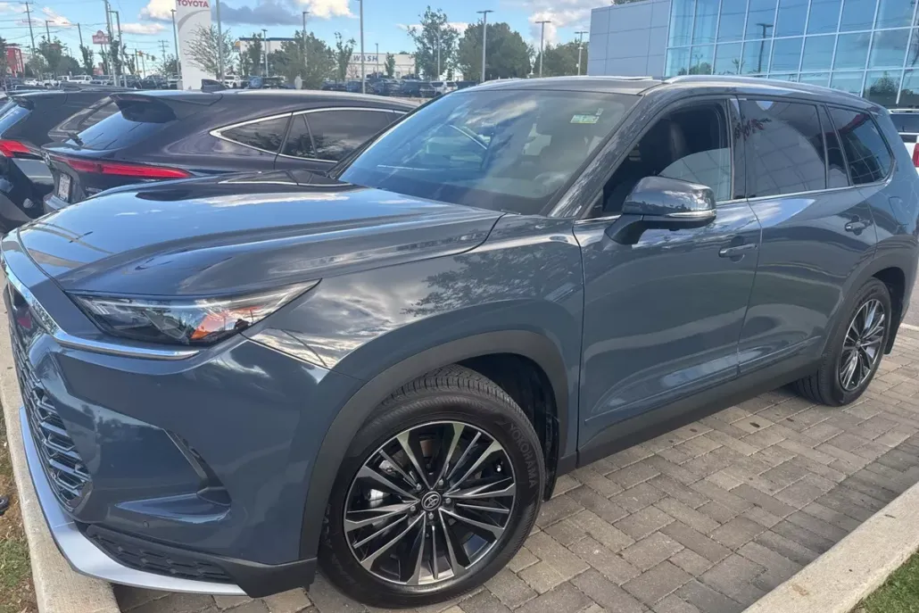 2025 Toyota Highlander Hybrid Platinum photo 1