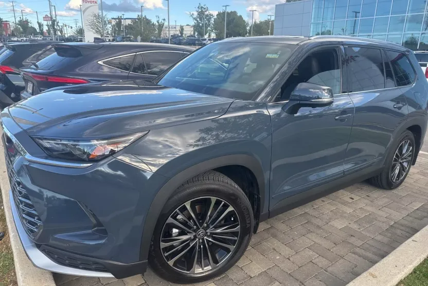 2025 Toyota Highlander Hybrid Platinum photo 1