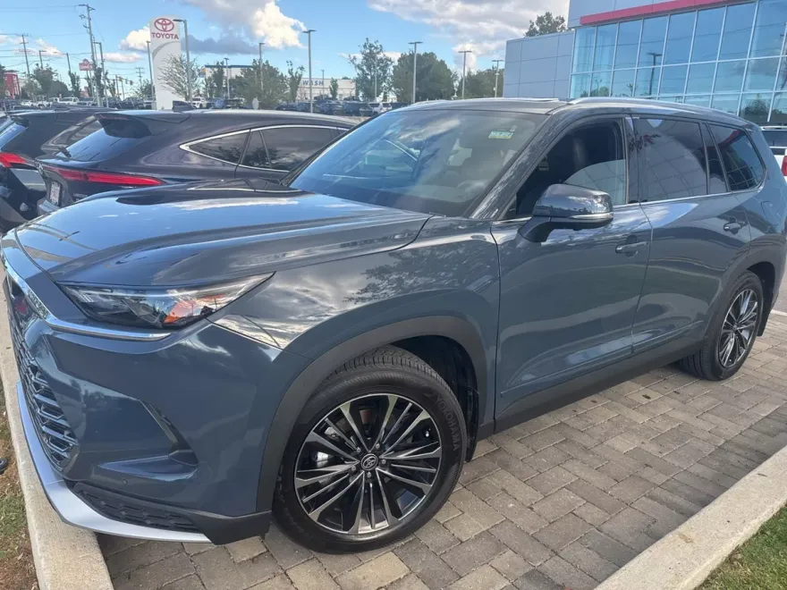 2025 Toyota Highlander Hybrid Platinum photo 1