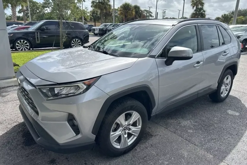 2019 Toyota RAV4 XLE photo 1