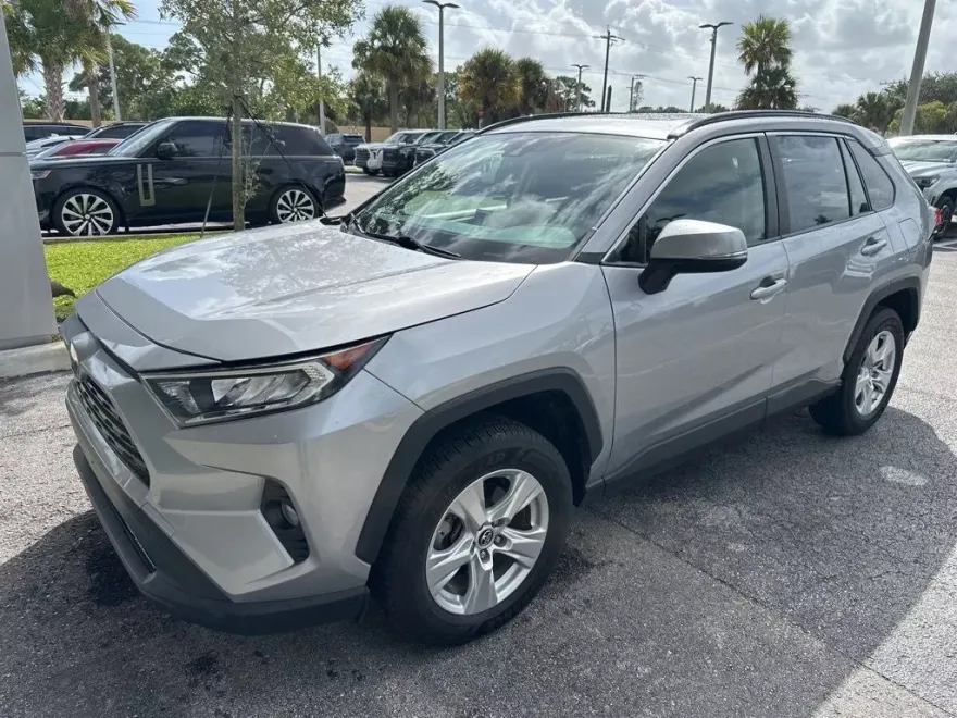 2019 Toyota RAV4 XLE photo 1