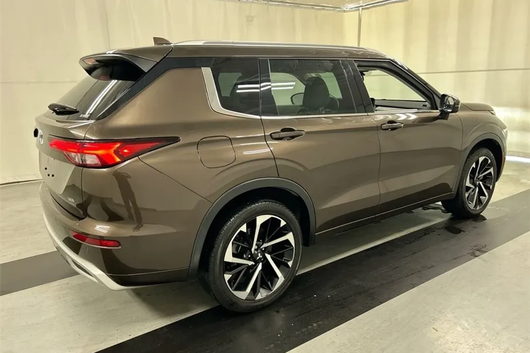 2023 Mitsubishi Outlander SEL photo 1