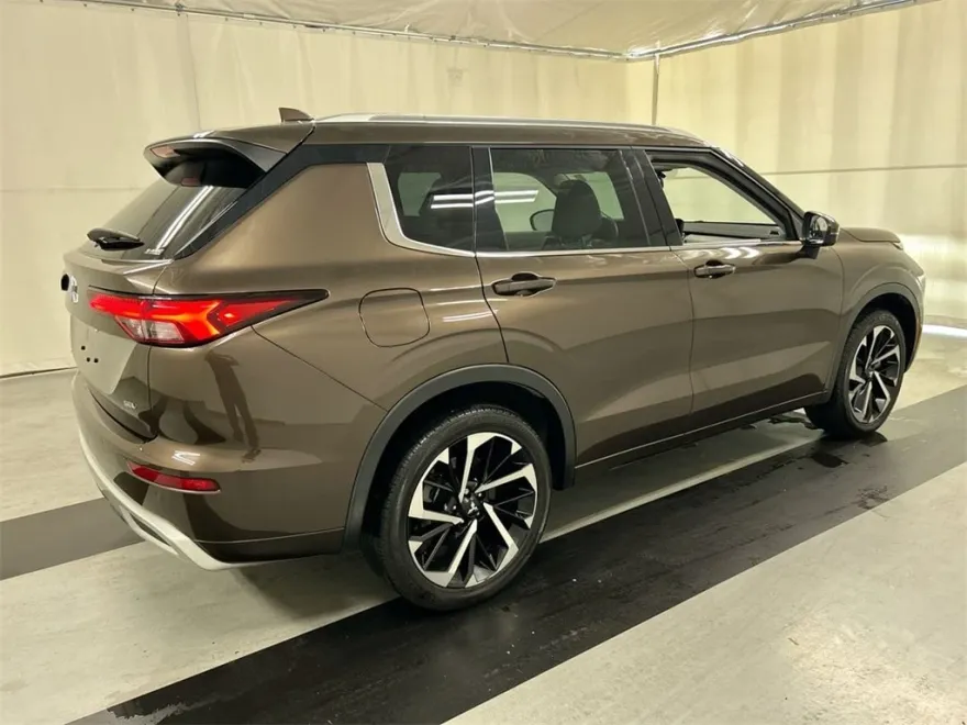 2023 Mitsubishi Outlander SEL photo 1