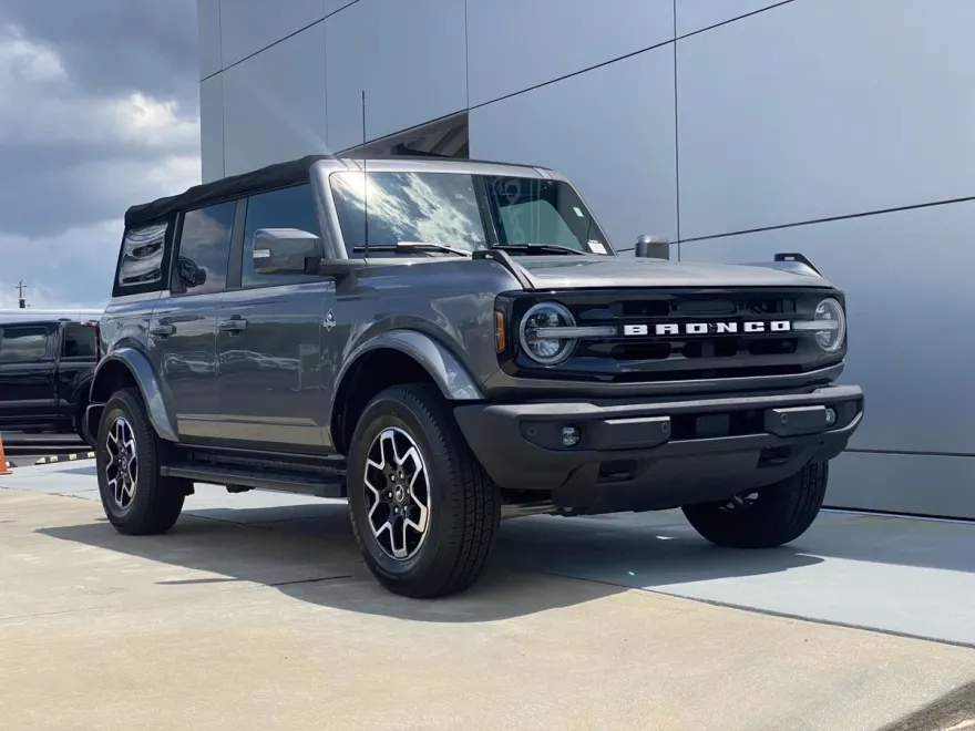 2022 Ford Bronco Outer Banks photo 1