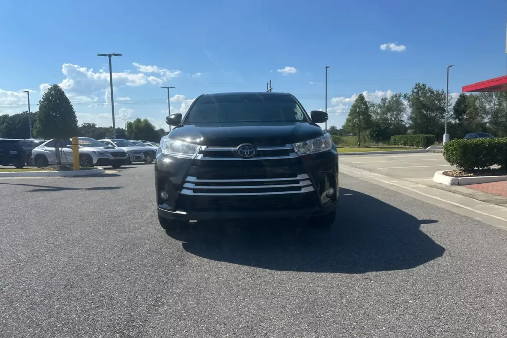 2018 Toyota Highlander LE photo 1