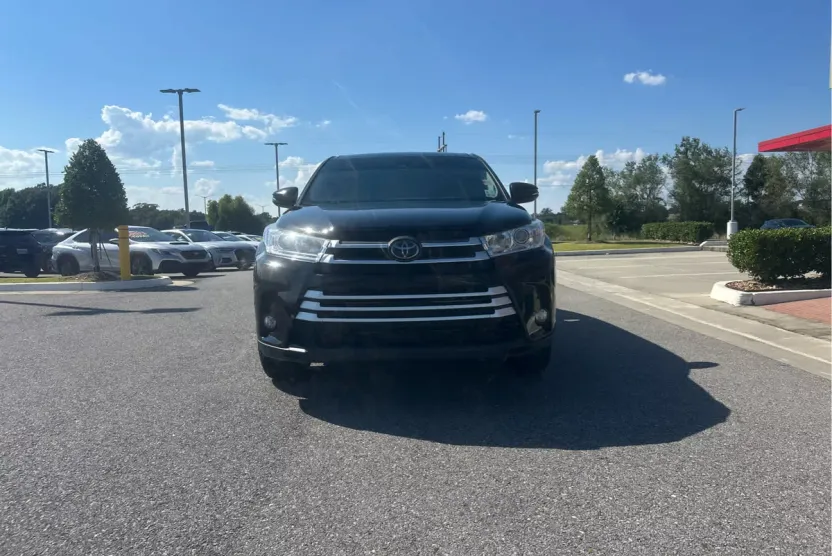 2018 Toyota Highlander LE photo 1