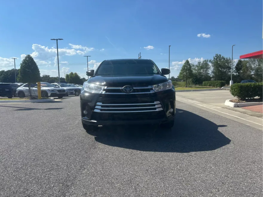2018 Toyota Highlander LE photo 1