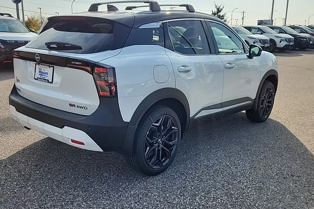2026 Nissan Kicks SR photo 1