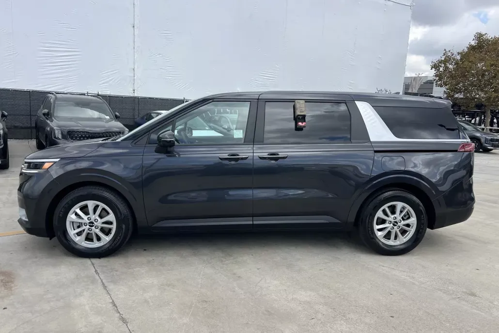 2023 Kia Carnival LX photo 1