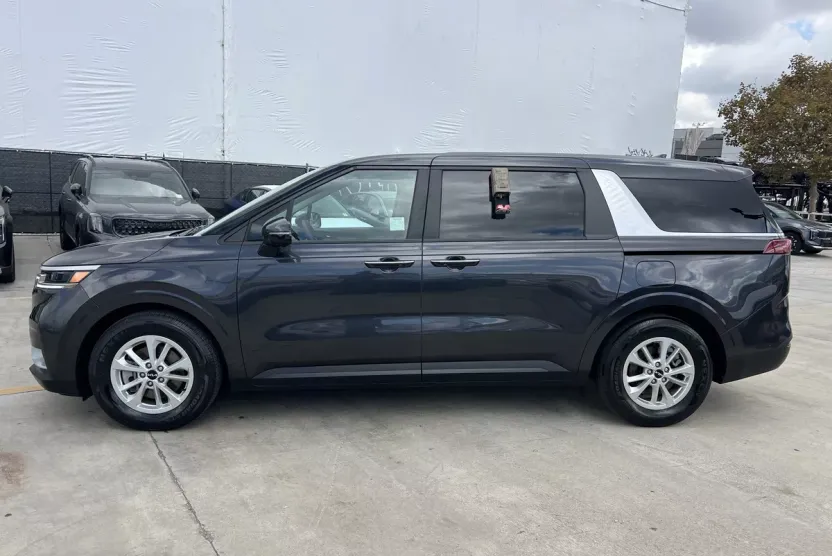 2023 Kia Carnival LX photo 1