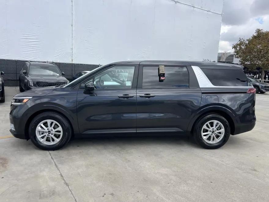2023 Kia Carnival LX photo 1