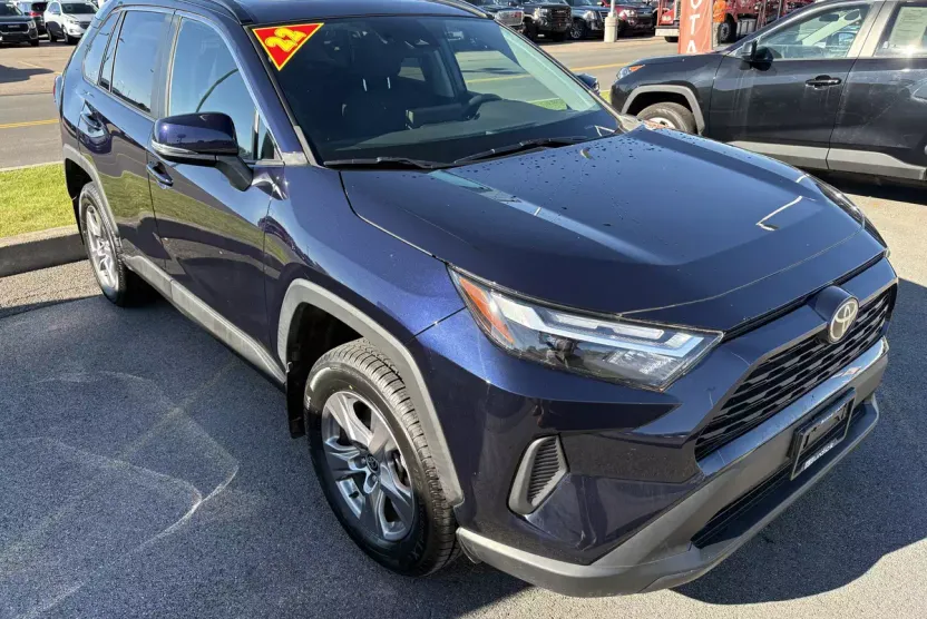 2022 Toyota RAV4 XLE photo 1