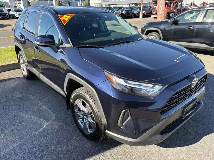 2022 Toyota RAV4 XLE photo 1