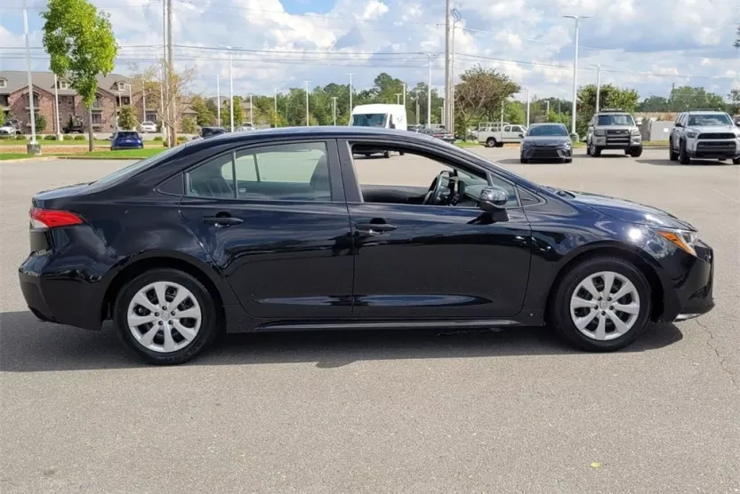 2024 Toyota Corolla LE photo 1