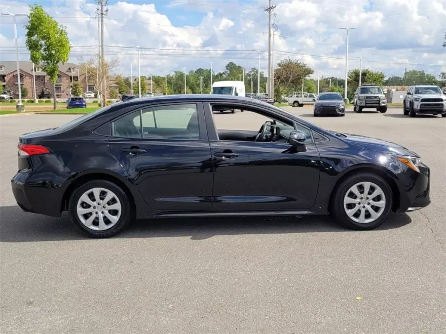 2024 Toyota Corolla LE photo 1
