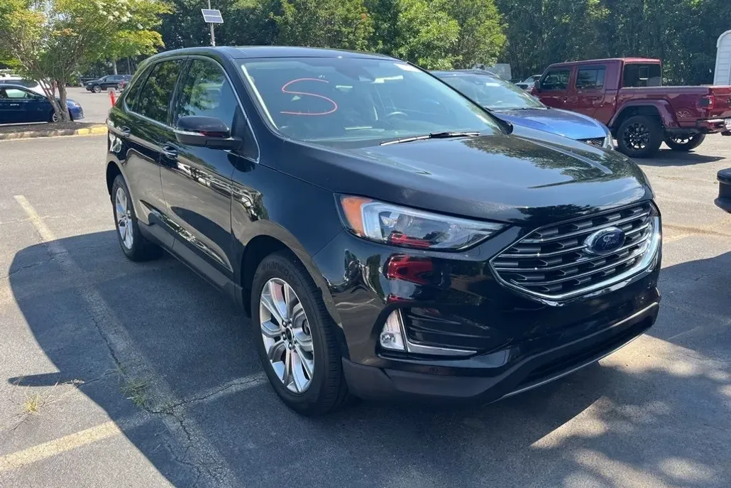 2024 Ford Edge Titanium photo 1