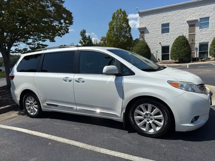 2015 Toyota Sienna XLE Premium photo 1