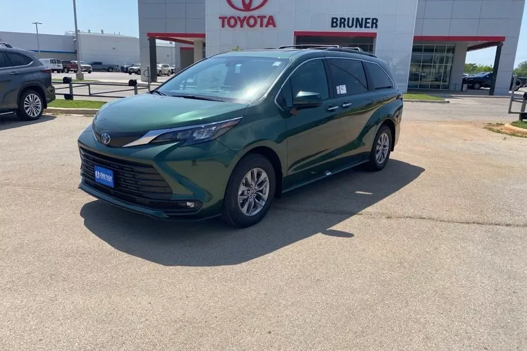 2025 Toyota Sienna XLE photo 1
