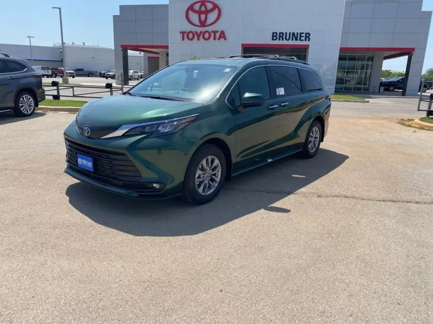2025 Toyota Sienna XLE photo 1