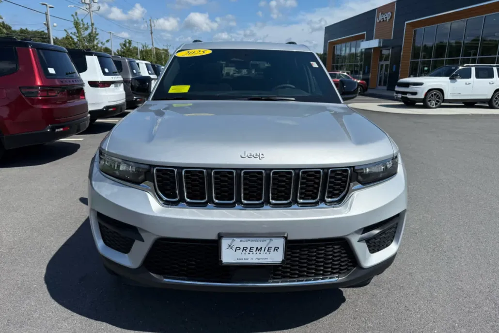 2025 Jeep Grand Cherokee Laredo X photo 1