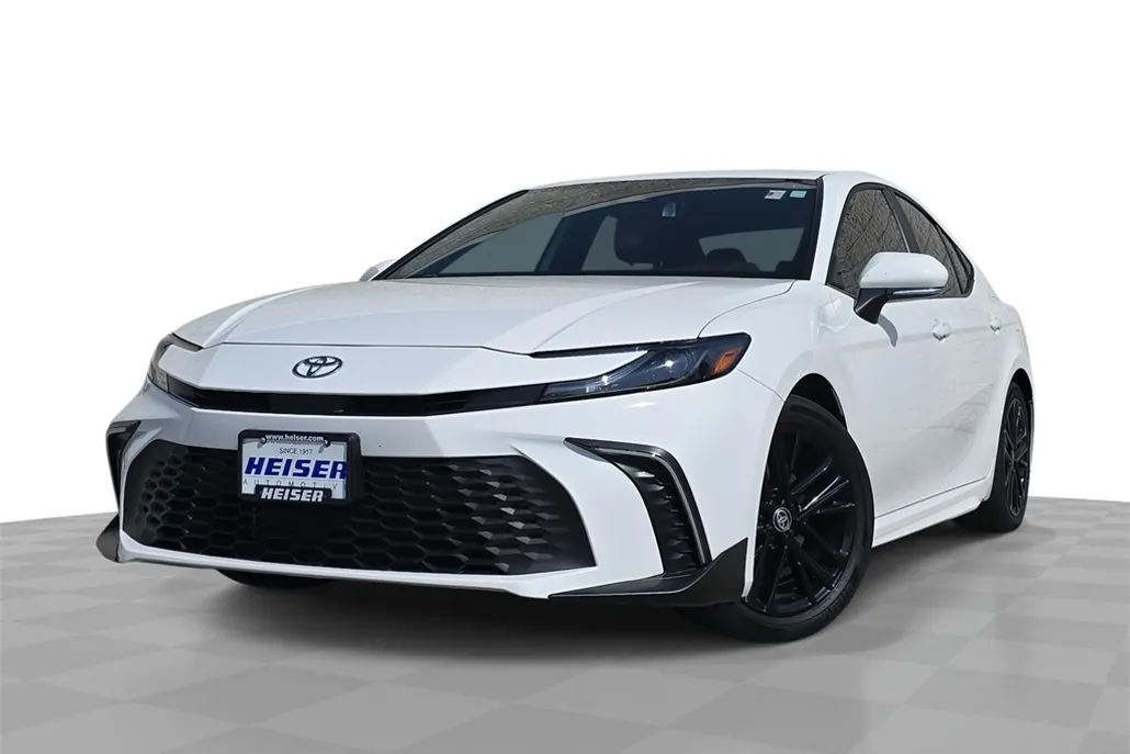 2025 Toyota Camry SE photo 1