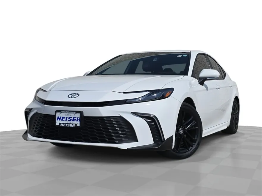 2025 Toyota Camry SE photo 1