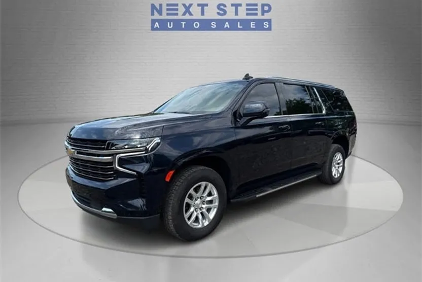 2022 Chevrolet Suburban LT photo 1