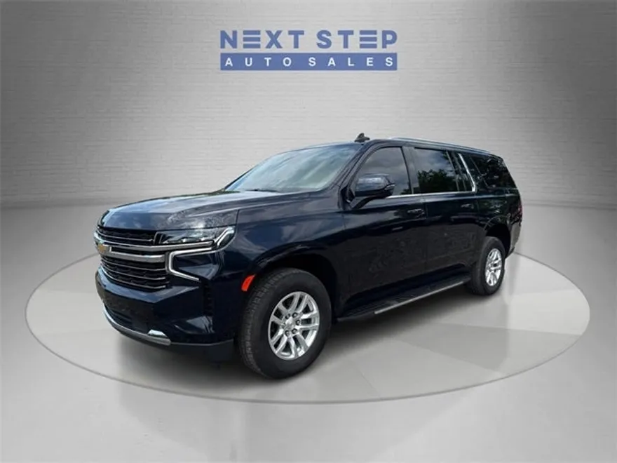 2022 Chevrolet Suburban LT photo 1