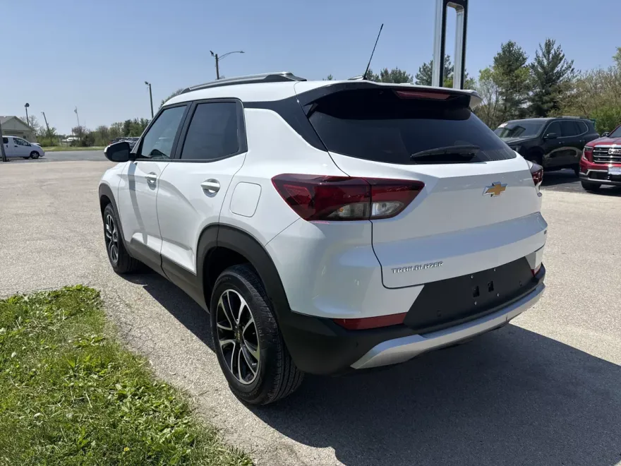 2025 Chevrolet Trailblazer LT photo 1