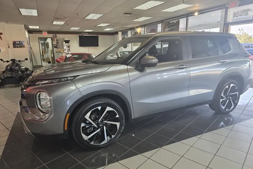 2022 Mitsubishi Outlander SE photo 1