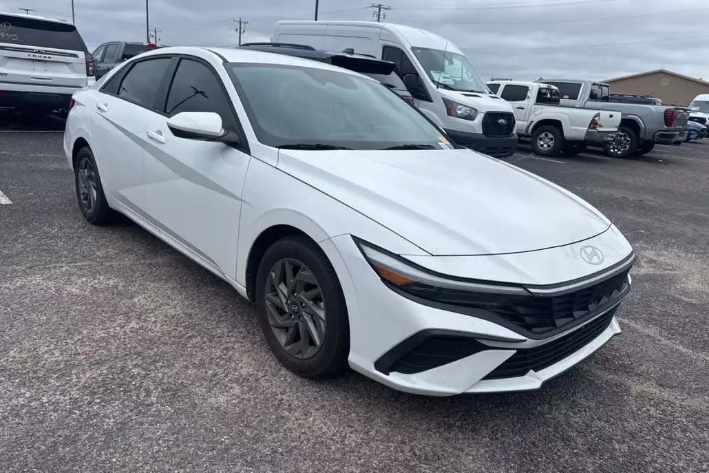 2024 Hyundai Elantra SEL photo 1