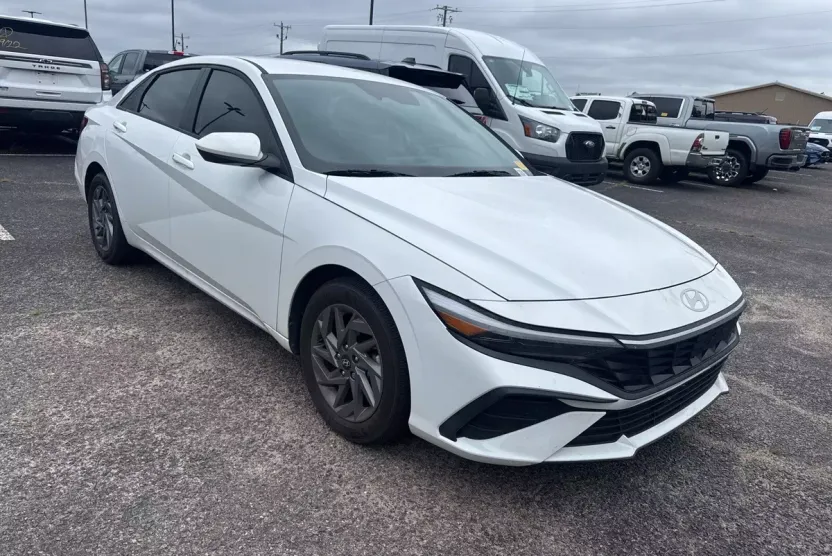 2024 Hyundai Elantra SEL photo 1