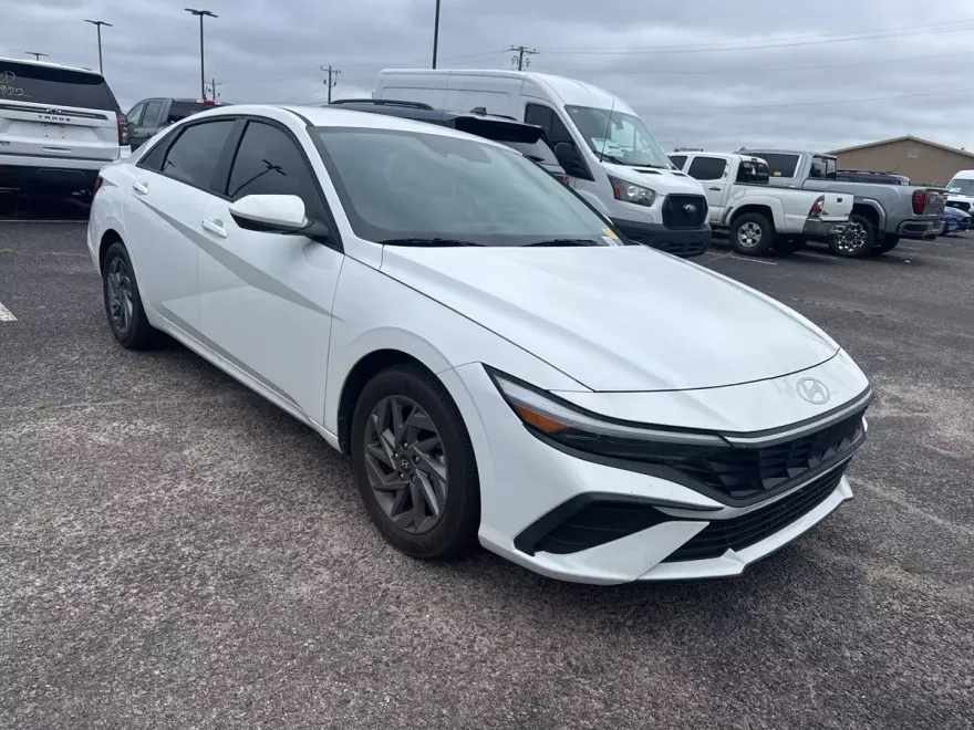 2024 Hyundai Elantra SEL photo 1