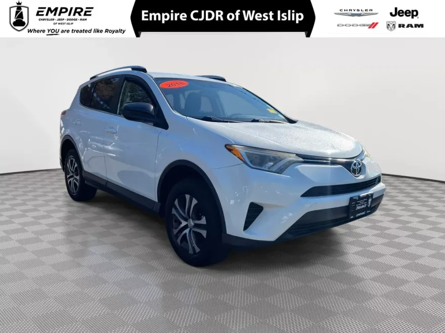 2016 Toyota RAV4 LE photo 1